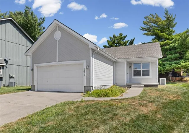 Photo 2 of Single family home for sale at 1052 Ne Queens Ct, Lees Summit, MO 64064 | MLS# 2642270 | Listing updated on 2026-10-03