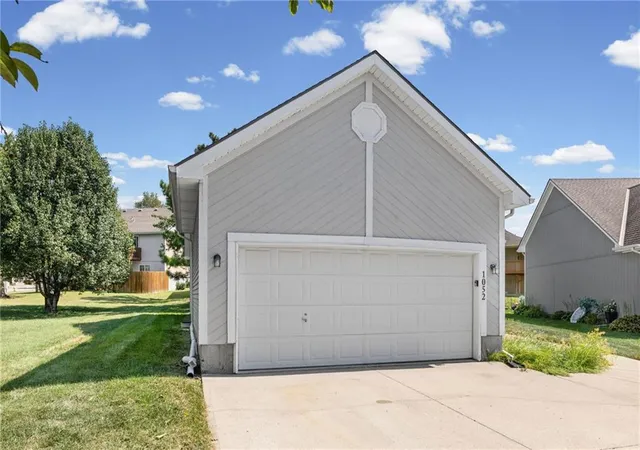Photo 3 of Single family home for sale at 1052 Ne Queens Ct, Lees Summit, MO 64064 | MLS# 2642270 | Listing updated on 2026-10-03