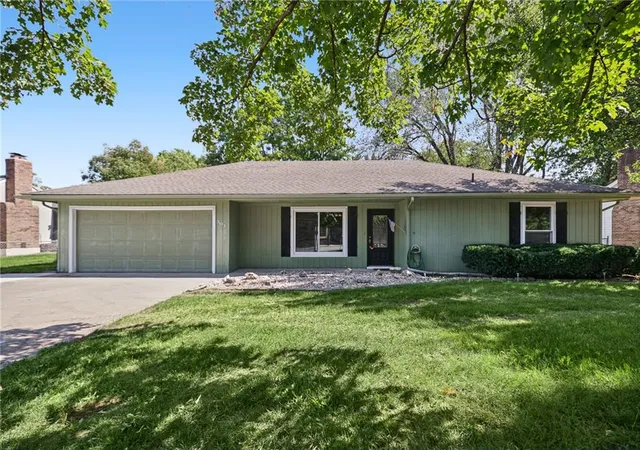 Photo 1 of Single family home for sale at 303 Sw Pryor Rd, Lees Summit, MO 64081 | MLS# 2642289 | Listing updated on 2026-10-08
