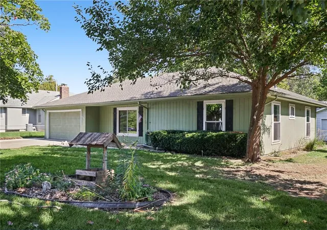 Photo 3 of Single family home for sale at 303 Sw Pryor Rd, Lees Summit, MO 64081 | MLS# 2642289 | Listing updated on 2026-10-08