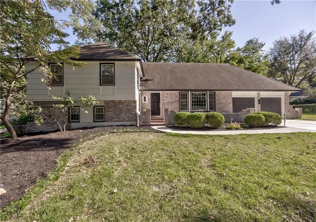 Single family home for sale at 8129 Dearborn Dr, Prairie Village, KS 66208 | MLS# 2642290