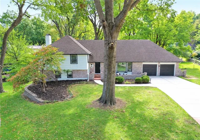 Single family home for sale at 8129 Dearborn Dr, Prairie Village, KS 66208 | MLS# 2642290