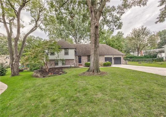 Photo 3 of Single family home for sale at 8129 Dearborn Dr, Prairie Village, KS 66208 | MLS# 2642290 | Listing updated on 2026-10-08