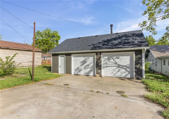 Photo 2 of Single family home for sale at 905 Main St, Osawatomie, KS 66064 | MLS# 2642298 | Listing updated on 2026-09-17