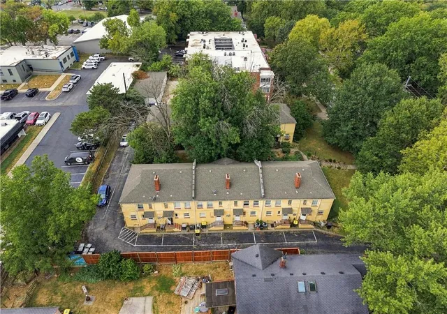 Listing Photo 4 - Condo for sale in building located at 1005 W 38th St, Kansas City, MO 64111
