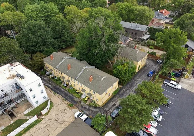 Listing Photo 5 - Condo for sale in building located at 1005 W 38th St, Kansas City, MO 64111