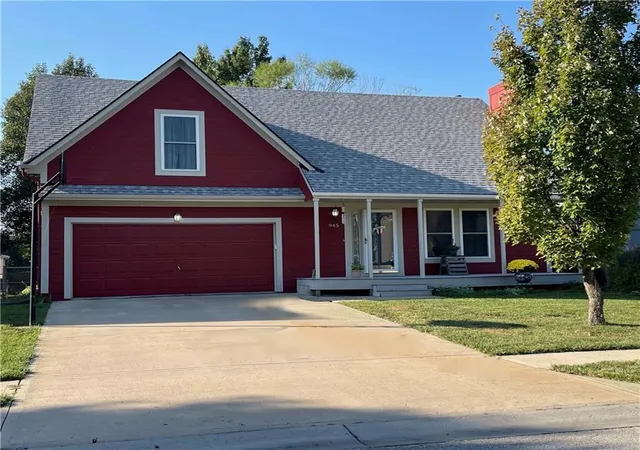 Photo 1 of Single family home for sale at 945 E Cottage Crk Dr, Gardner, KS 66030 | MLS# 2642319 | Listing updated on 2026-10-04