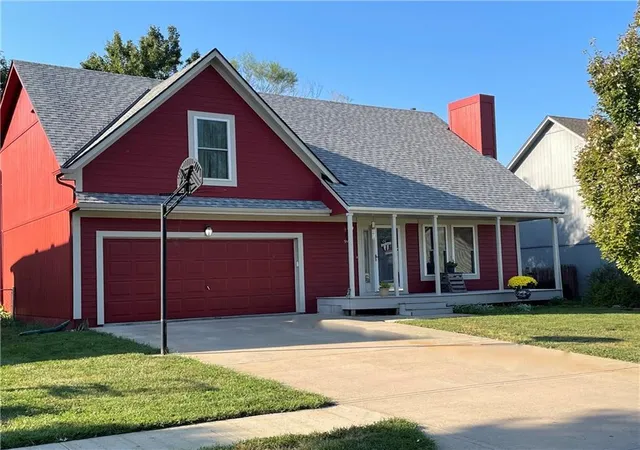 Photo 3 of Single family home for sale at 945 E Cottage Crk Dr, Gardner, KS 66030 | MLS# 2642319 | Listing updated on 2026-10-04