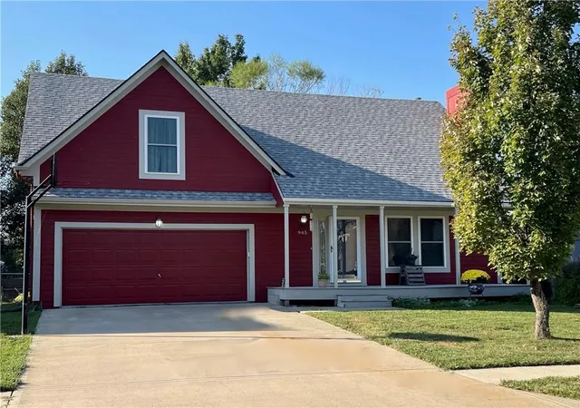 Photo 3 of Single family home for sale at 945 E Cottage Crk Dr, Gardner, KS 66030 | MLS# 2642319 | Listing updated on 2026-10-04
