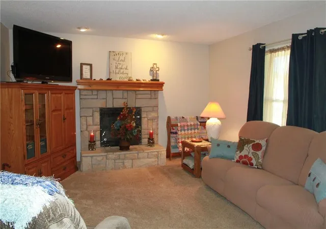 Photo 4 of Single family home for sale at 945 E Cottage Crk Dr, Gardner, KS 66030 | MLS# 2642319 | Listing updated on 2026-10-04