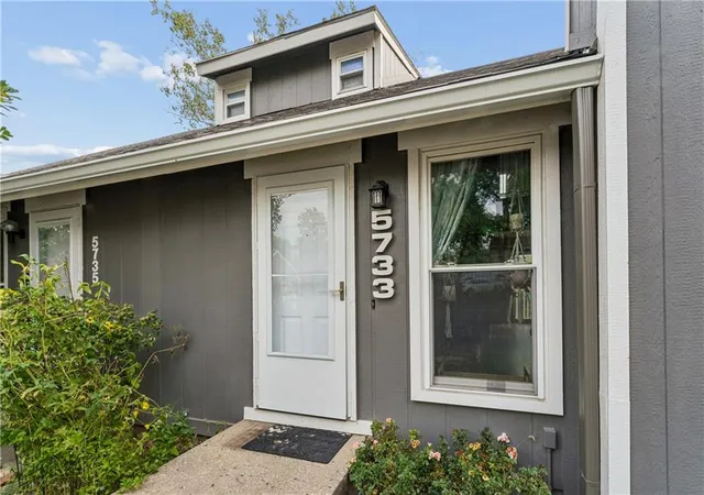 Photo 3 of Townhouse for sale at 5733 N London Ave, Kansas City, MO 64151 | MLS# 2642321 | Listing updated on 2026-10-06
