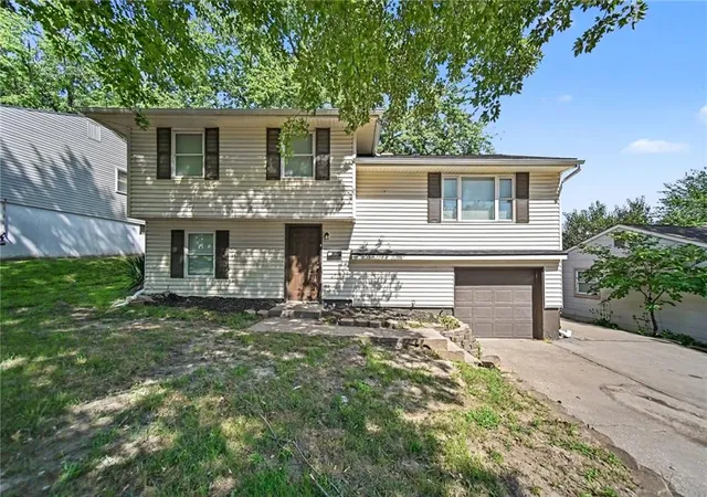 Single family home for sale at 7820 NE San Rafael Dr, Kansas City, MO 64119 | MLS# 2642323