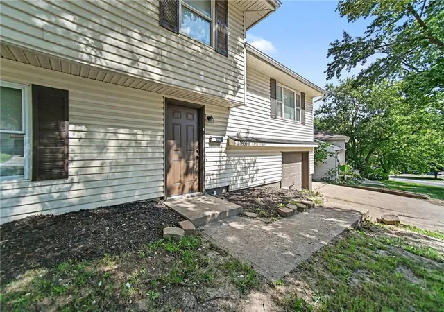 Photo 2 of Single family home for sale at 7820 Ne San Rafael Dr, Kansas City, MO 64119 | MLS# 2642323 | Listing updated on 2026-10-16