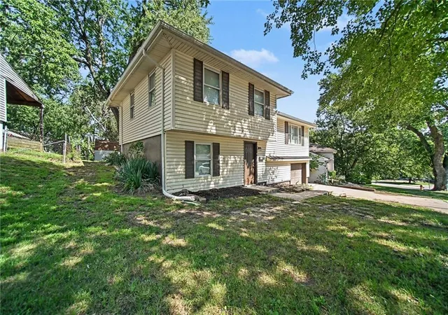 Photo 3 of Single family home for sale at 7820 Ne San Rafael Dr, Kansas City, MO 64119 | MLS# 2642323 | Listing updated on 2026-10-16