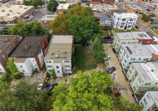 Listing Photo 4 - Condo for sale in building located at 3813 Central St, Kansas City, MO 64111