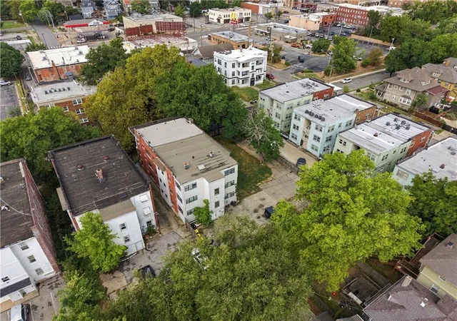 Listing Photo 5 - Condo for sale in building located at 3813 Central St, Kansas City, MO 64111