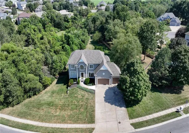 Photo 3 of Single family home for sale at 411 Ne Bitter Crk Rd, Lees Summit, MO 64086 | MLS# 2642335 | Listing updated on 2026-09-19