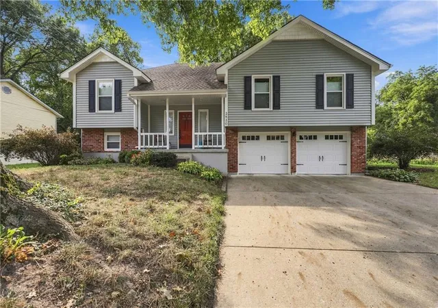 Photo 2 of Sale Pending at 2830 Sweet Briar Dr, Independence, MO 64057 | MLS# 2642354 | Listing updated on 2026-10-03