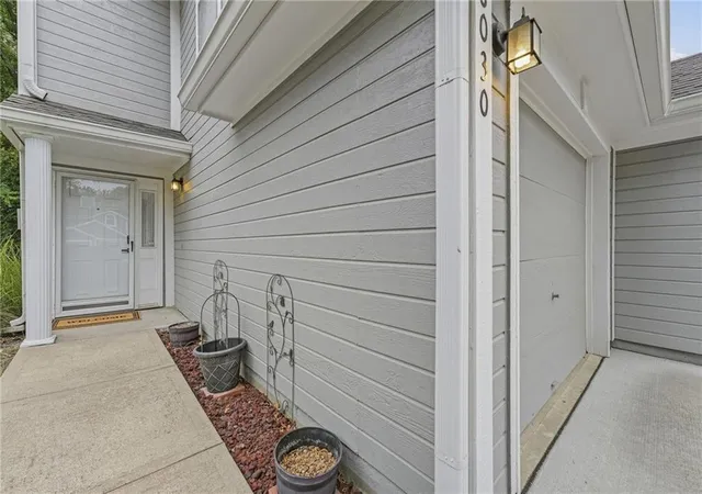 Photo 3 of Single family home for sale at 6030 Ne Moonstone Dr, Lees Summit, MO 64064 | MLS# 2642358 | Listing updated on 2026-10-08