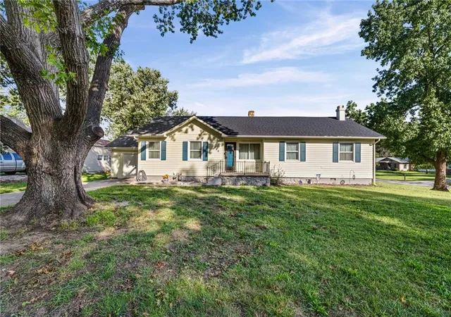 Single family home for sale at 945 S Sycamore St, Ottawa, KS 66067 | MLS# 2642364