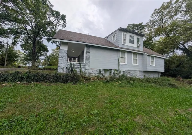 Photo 3 of Single family home for sale at 4916 Park Ave, Kansas City, MO 64130 | MLS# 2642373 | Listing updated on 2026-10-05