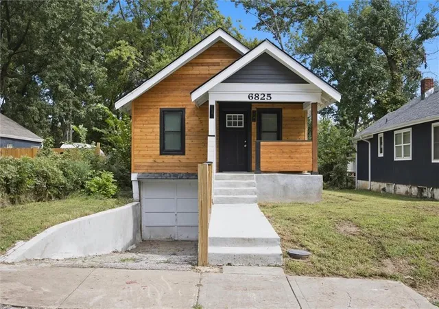 Single family home for sale at 6825 S Benton Ave, Kansas City, MO 64132 | MLS# 2642384