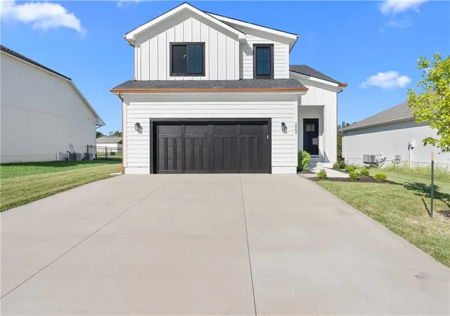 Photo 2 of Single family home for sale at 2004 Oak Ridge Dr, Oak Grove, MO 64075 | MLS# 2642391 | Listing updated on 2026-10-03