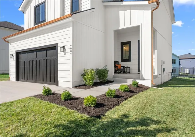Photo 4 of Single family home for sale at 2004 Oak Ridge Dr, Oak Grove, MO 64075 | MLS# 2642391 | Listing updated on 2026-10-03