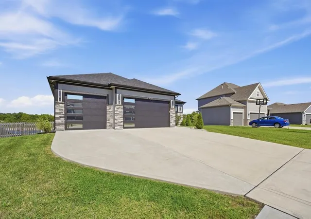 Photo 3 of Sale Pending at 11730 N Laurel Ave, Kansas City, MO 64157 | MLS# 2642396 | Listing updated on 2026-09-19
