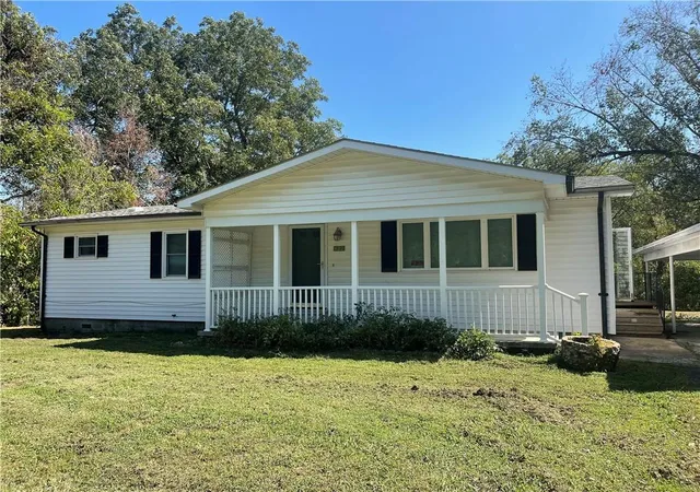 Photo 3 of Single family home for sale at 321 2nd Street, Chetopa, KS 67336 | MLS# 2642397 | Listing updated on 2026-09-17