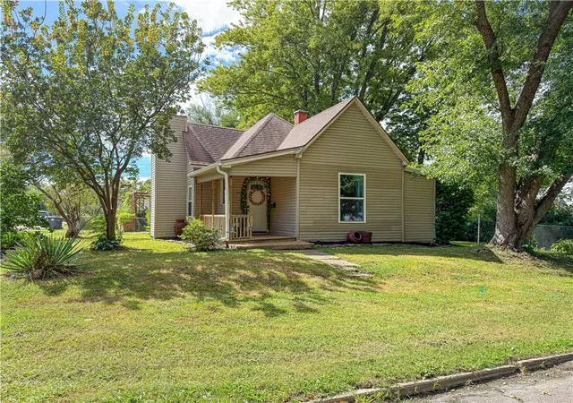 Photo 1 of Single family home for sale at 1001 W 10th Street, Sedalia, MO 65301 | MLS# 2642399 | Listing updated on 2026-10-06