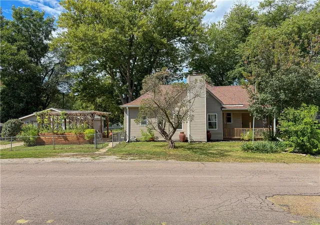 Photo 2 of Single family home for sale at 1001 W 10th Street, Sedalia, MO 65301 | MLS# 2642399 | Listing updated on 2026-10-06