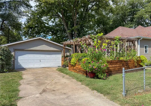 Photo 3 of Single family home for sale at 1001 W 10th Street, Sedalia, MO 65301 | MLS# 2642399 | Listing updated on 2026-10-06