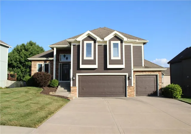 Single family home for sale at 11119 N Madison Ave, Kansas City, MO 64155 | MLS# 2642407