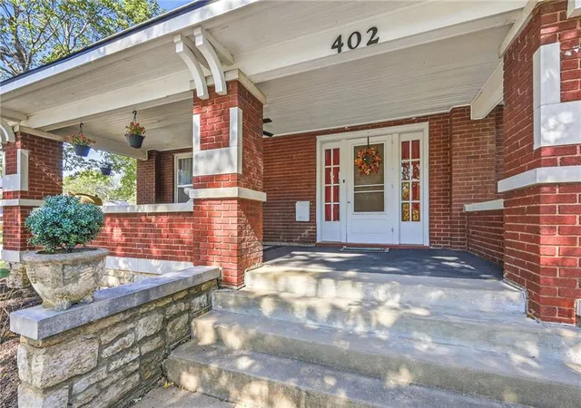Photo 4 of Single family home for sale at 402 E Peoria St, Paola, KS 66071 | MLS# 2642415 | Listing updated on 2026-10-14