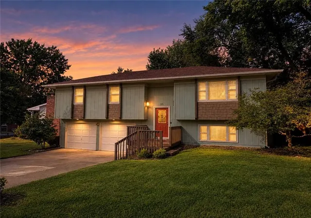 Photo 1 of Single family home for sale at 115 Fairview Ave, Warrensburg, MO 64093 | MLS# 2642417 | Listing updated on 2026-10-28