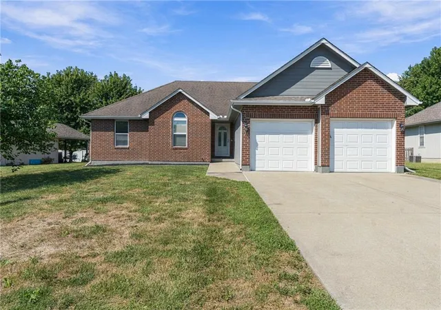 Photo 2 of Single family home for sale at 981 Owl Crk Pkwy, Odessa, MO 64076 | MLS# 2642427 | Listing updated on 2026-10-05