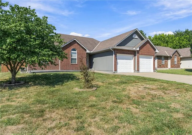 Photo 3 of Single family home for sale at 981 Owl Crk Pkwy, Odessa, MO 64076 | MLS# 2642427 | Listing updated on 2026-10-05