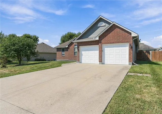 Photo 3 of Single family home for sale at 981 Owl Crk Pkwy, Odessa, MO 64076 | MLS# 2642427 | Listing updated on 2026-10-05