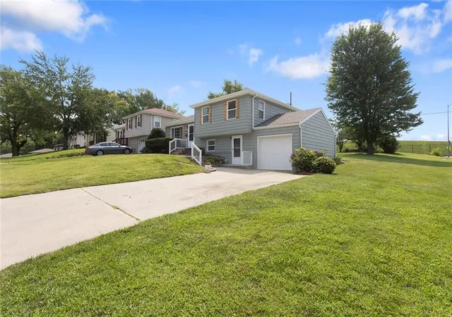 Photo 3 of Single family home for sale at 7801 Ne San Rafael Dr, Kansas City, MO 64119 | MLS# 2642454 | Listing updated on 2026-09-16