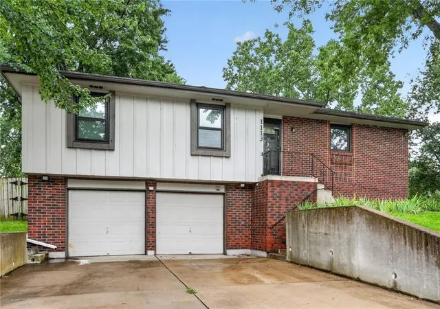 Photo 3 of Sale Pending at 1113 S Valley Rd, Olathe, KS 66061 | MLS# 2642461 | Listing updated on 2026-09-24