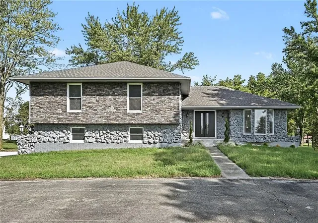 Photo 2 of Single family home for sale at 12223 Hills Rd, Kearney, MO 64060 | MLS# 2642470 | Listing updated on 2026-09-18