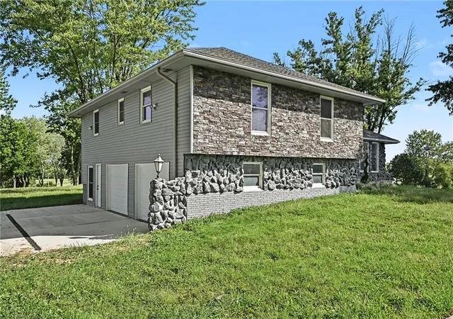 Photo 3 of Single family home for sale at 12223 Hills Rd, Kearney, MO 64060 | MLS# 2642470 | Listing updated on 2026-09-18
