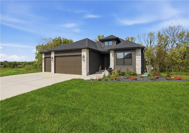 Photo 2 of Single family home for sale at 518 Turnbridge Dr, Raymore, MO 64083 | MLS# 2642473 | Listing updated on 2026-10-07