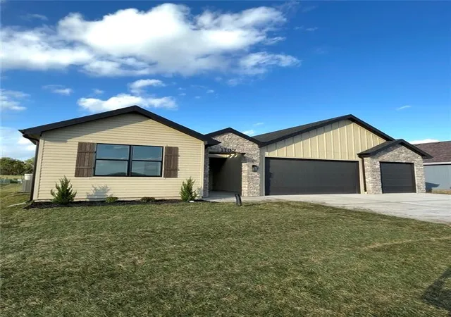 Single family home for sale at 1102 Bluestem Cir, Baldwin City, KS 66006 | MLS# 2642475