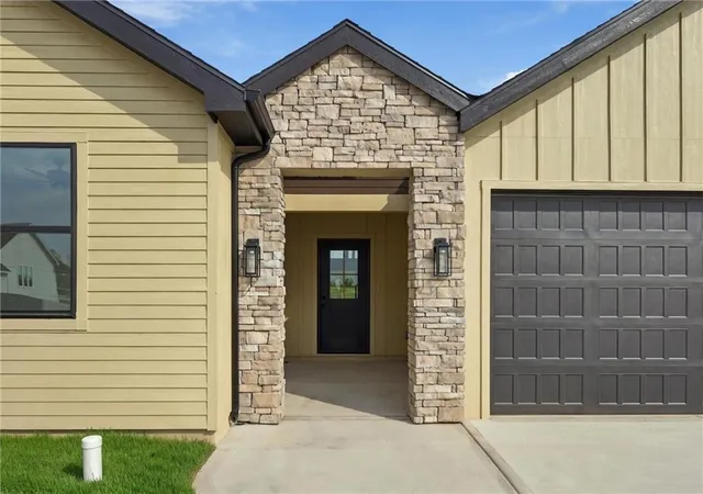 Photo 3 of Single family home for sale at 1102 Bluestem Cir, Baldwin City, KS 66006 | MLS# 2642475 | Listing updated on 2026-09-30