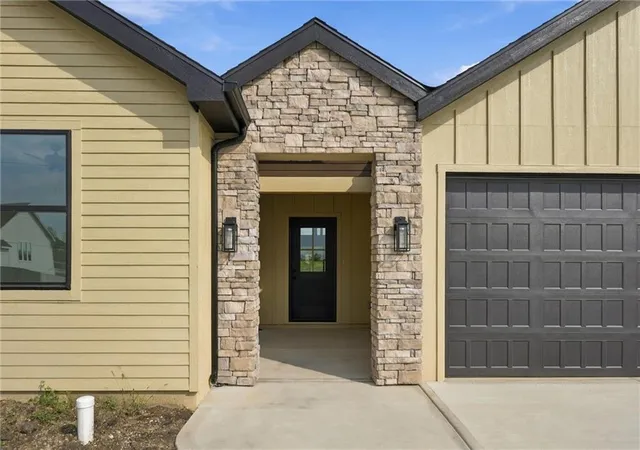Photo 3 of Single family home for sale at 1102 Bluestem Cir, Baldwin City, KS 66006 | MLS# 2642475 | Listing updated on 2026-09-30