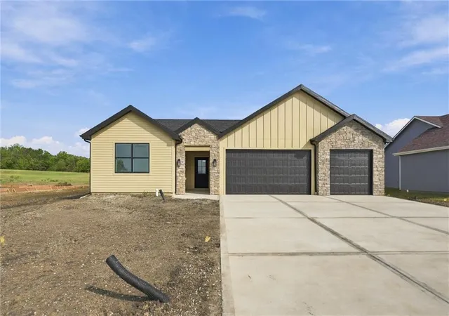 Photo 4 of Single family home for sale at 1102 Bluestem Cir, Baldwin City, KS 66006 | MLS# 2642475 | Listing updated on 2026-09-30