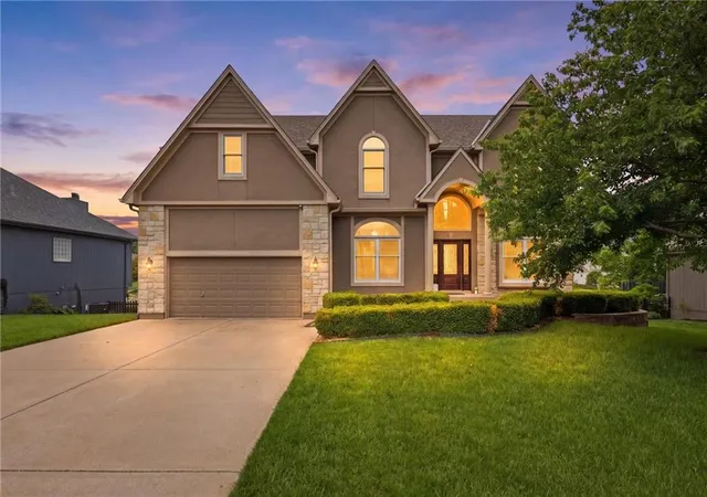 Photo 3 of Single family home for sale at 2808 Sw Arthur Dr, Lee's Summit, MO 64082 | MLS# 2642479 | Listing updated on 2026-10-05