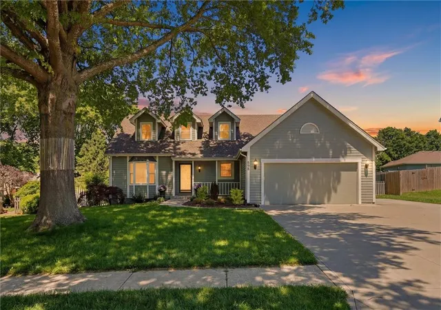 Photo 2 of Sale Pending at 528 Ne Bordner Dr, Lee's Summit, MO 64086 | MLS# 2642492 | Listing updated on 2026-09-26